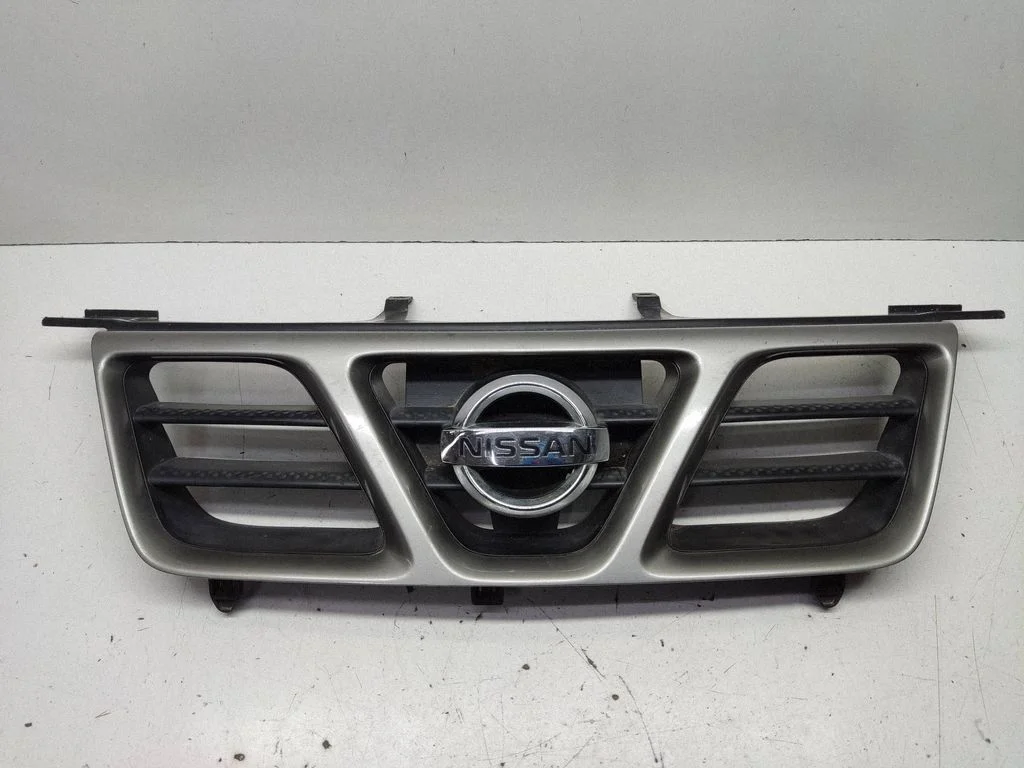 Front bumper upper radiator grill – Nissan X-Trail T30 (2001-2007)