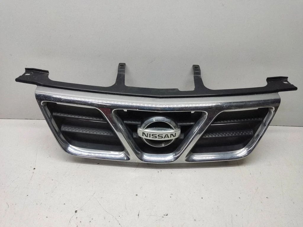 Front bumper upper radiator grill – Nissan X-Trail T30 (2001-2007)
