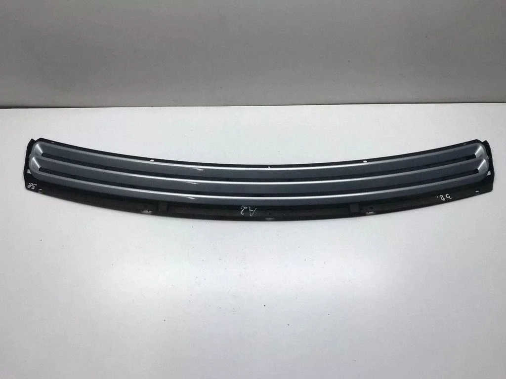 Front bumper upper radiator grill 8Z0819103