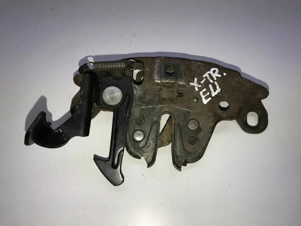 Engine bonnet/hood lock/catch – front