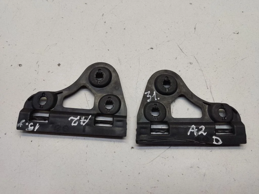 Fender mounting bracket 8Z0821249A