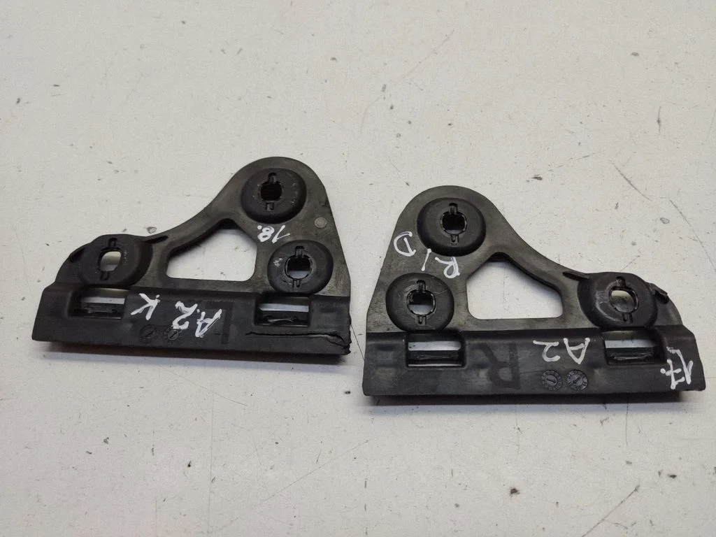 Fender mounting bracket 8Z0821250A