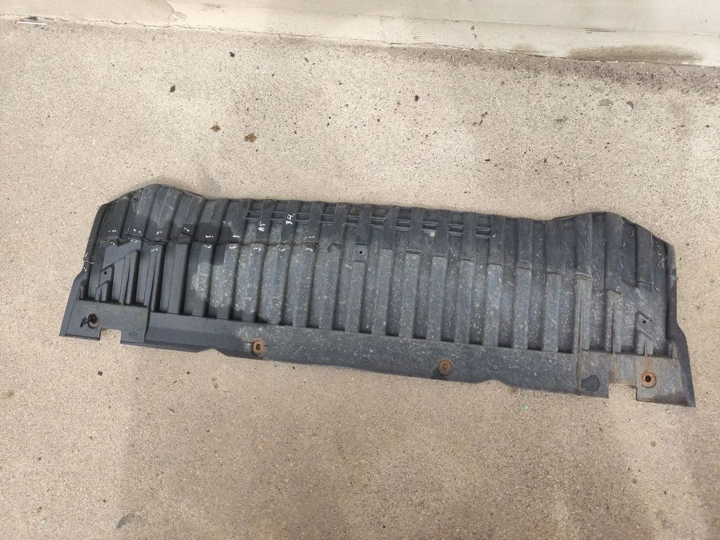 Front bumper skid plate/under tray 8T0807233