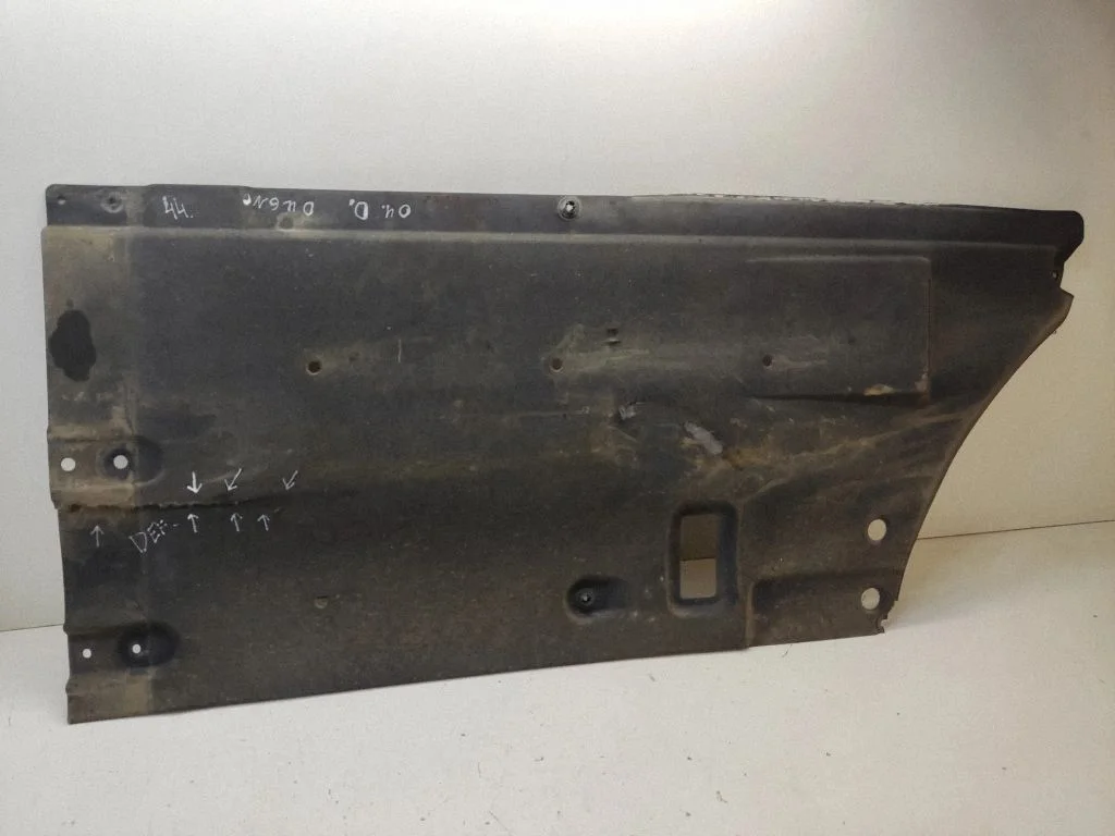 Center/middle under tray cover 84148D4000