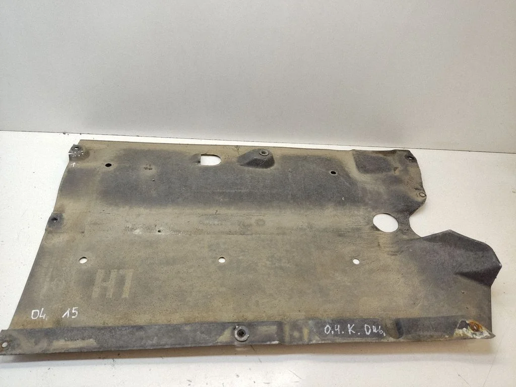 Center/middle under tray cover 84136D4000