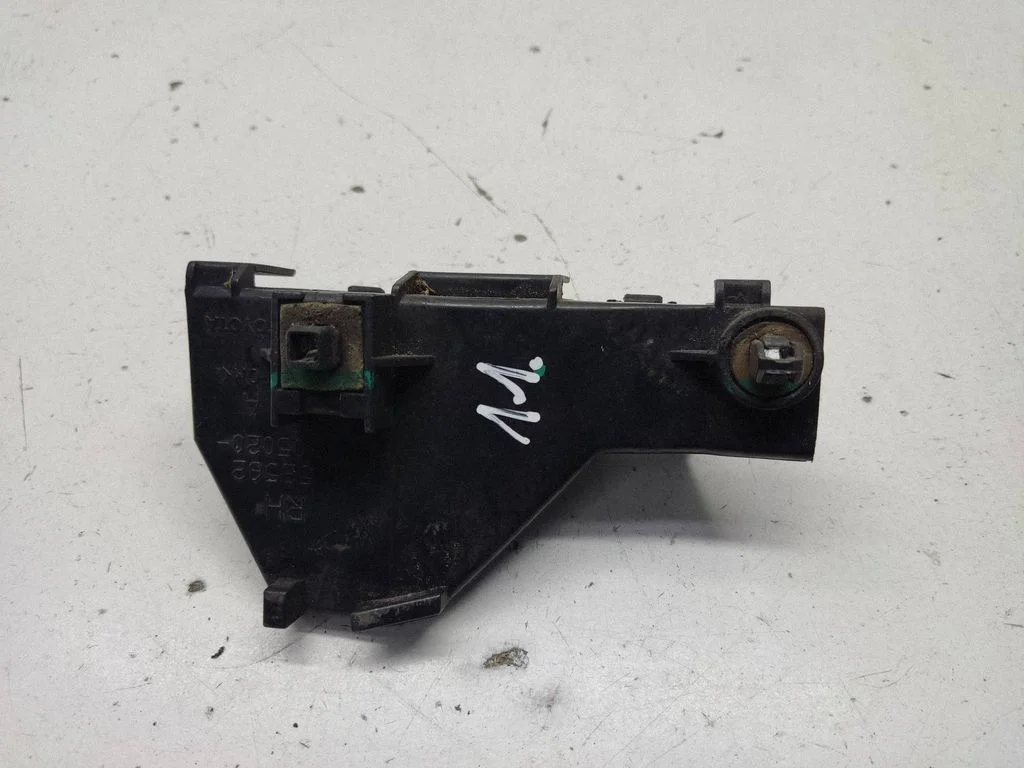 Rear bumper mounting bracket – Toyota Avensis Verso (2001-2009)