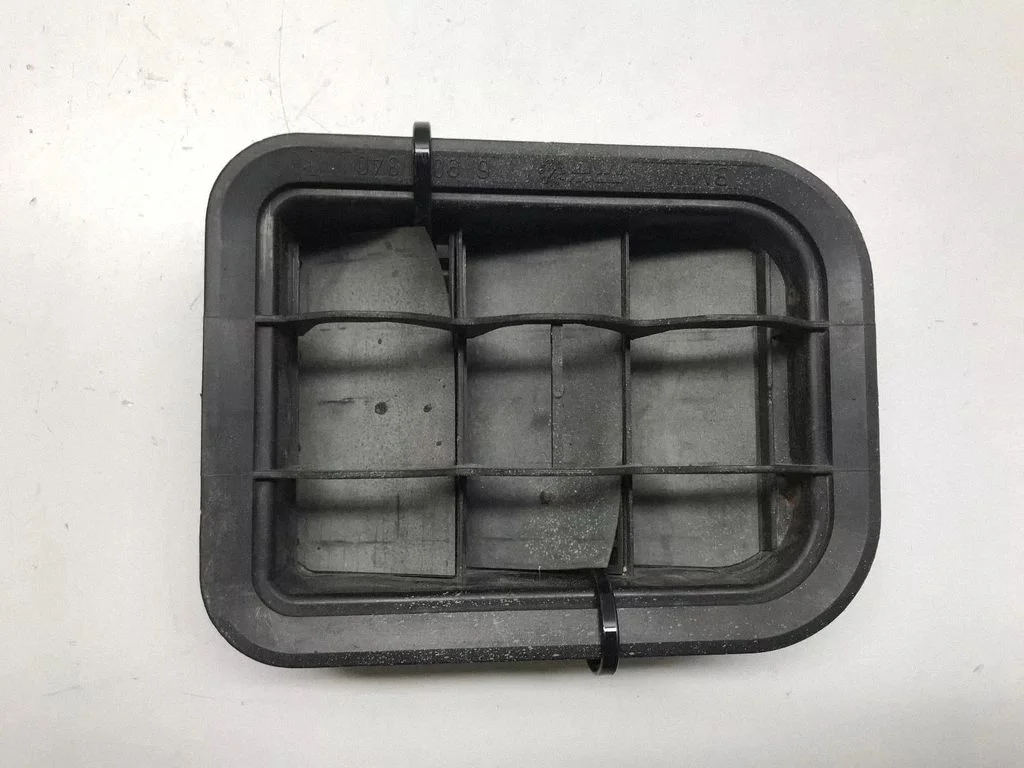 Quarter panel pressure vent 6909340
