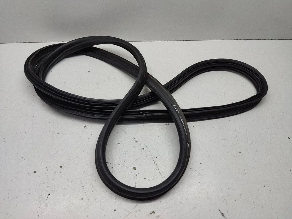 Loading door rubber seal (on body) 300724