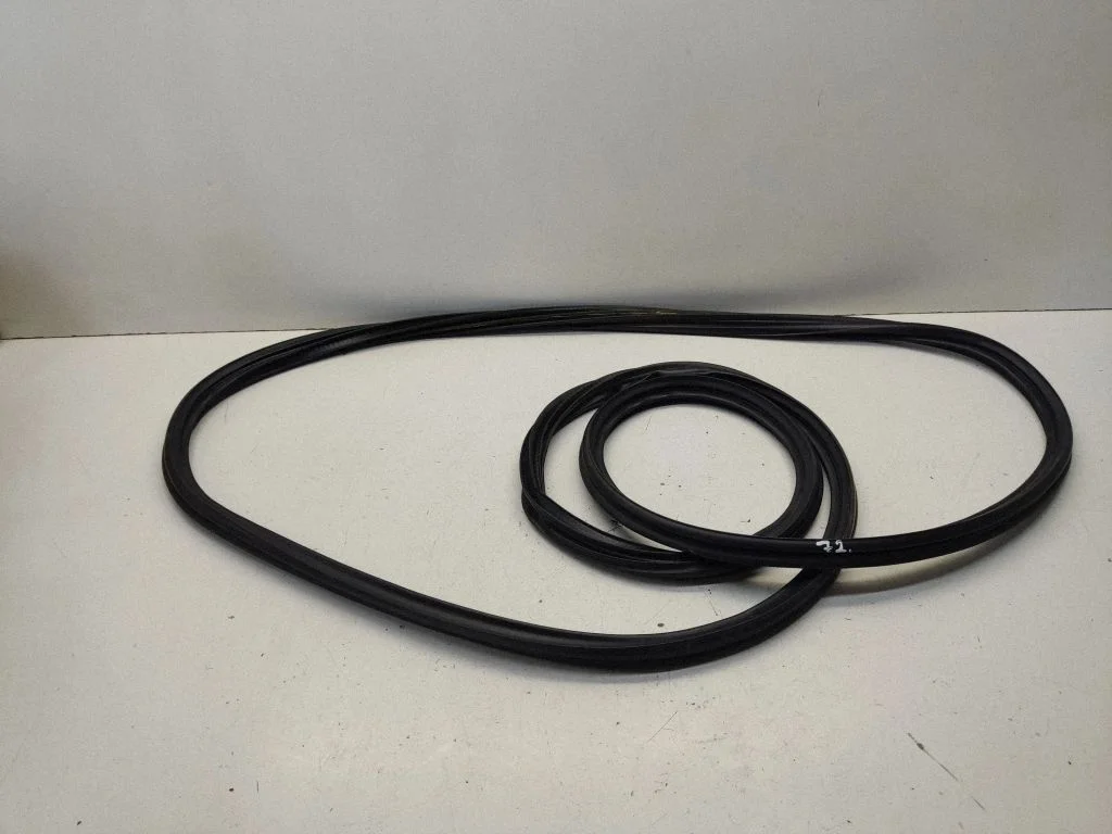 Loading door rubber seal (on body) – rear