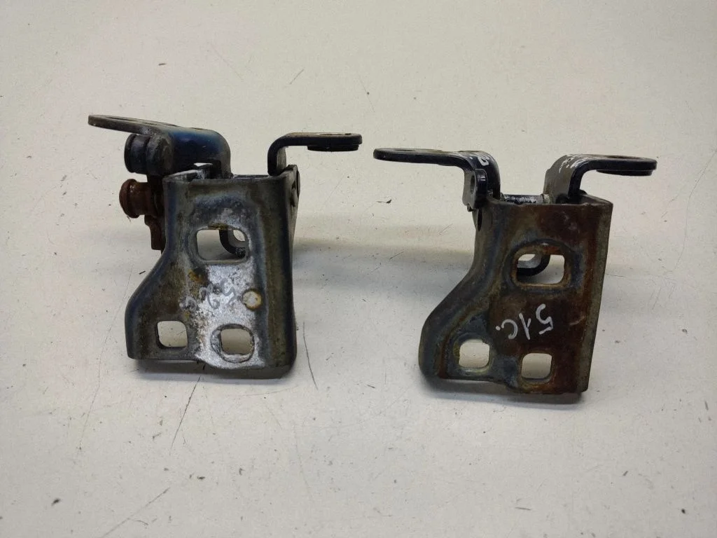 Esiukse hingede komplekt A046923