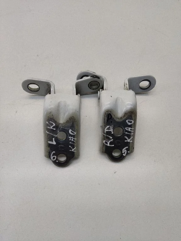 Front door upper hinge – front right