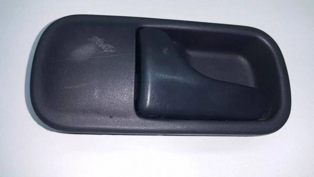 Esiukse sisemine käepide – vasak