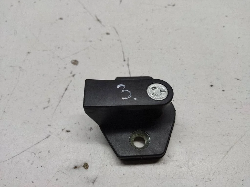 Front door lock loop/hook striker – BMW 5 Series E39 (1996-2003)
