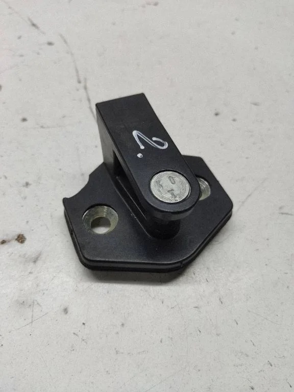 Front door lock loop/hook striker – BMW 5 Series E39 (1996-2003)