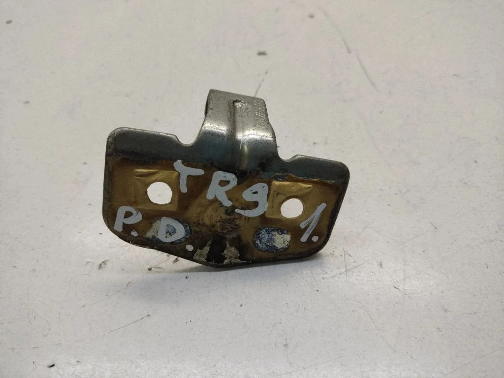 Front door lock loop/hook striker – Renault Trafic II (X83) (2001-2014)