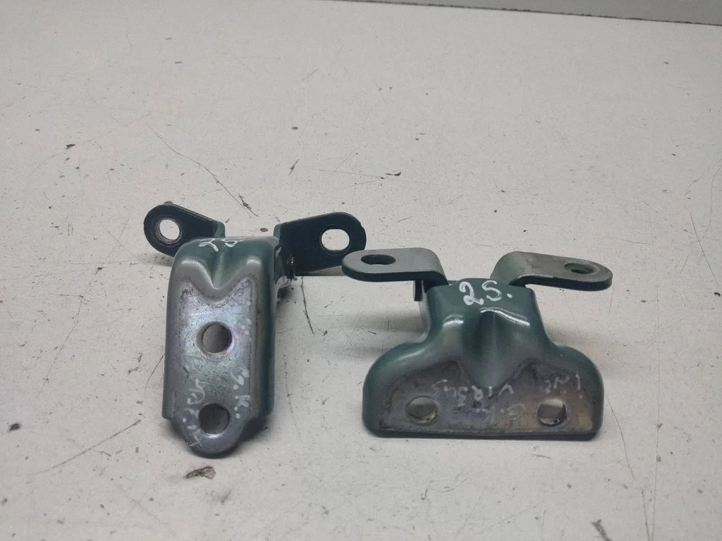 Rear door hinge set – left