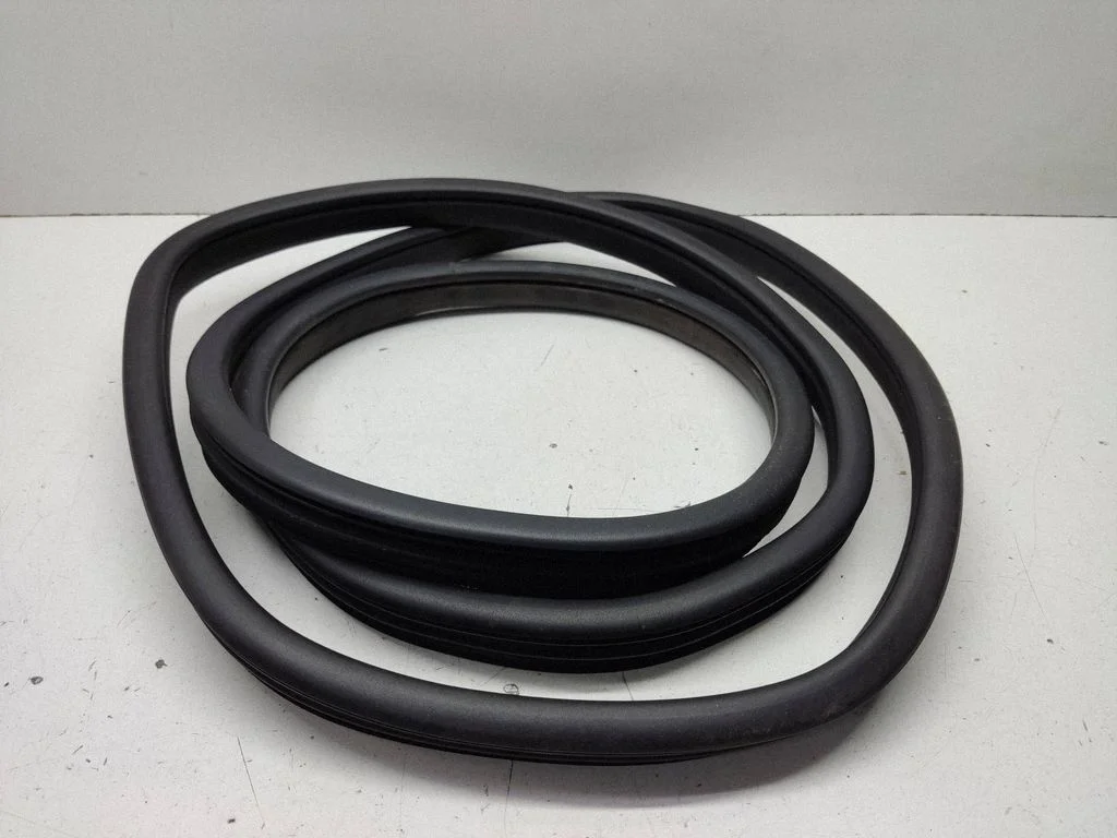 Tagaukse tihend (kere pool) – Mercedes-Benz ML-klass W164 (2005-2011)