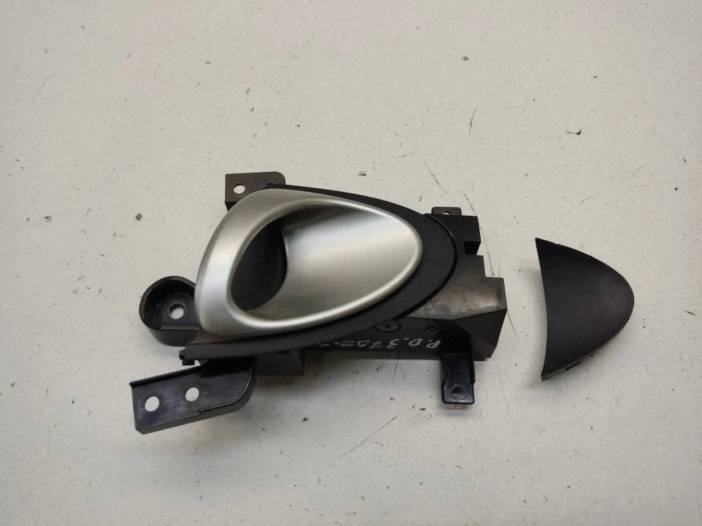Esiukse sisemine käepide – Nissan 370Z (2009-2020)
