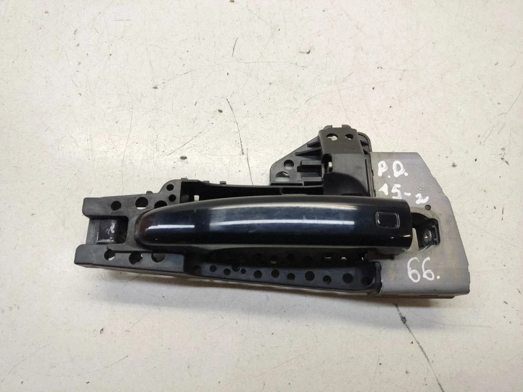 Front door exterior handle – front right