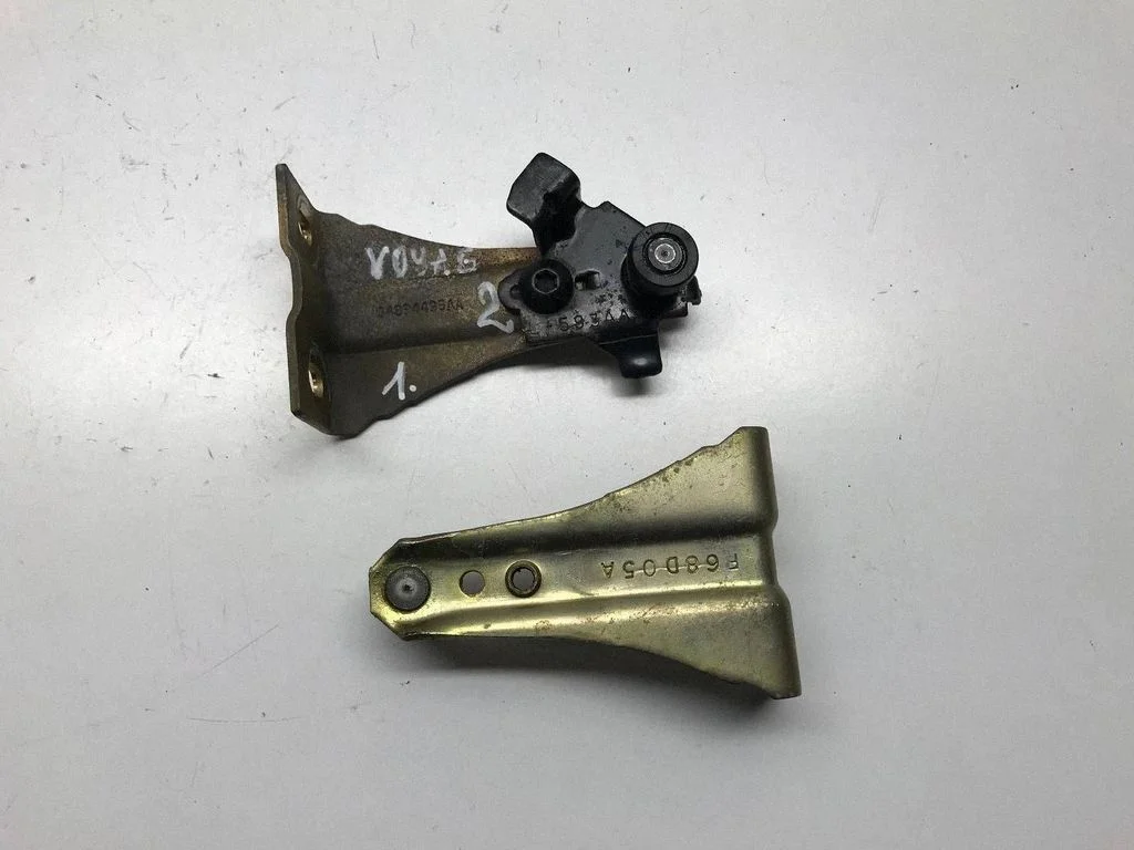 Sliding door upper roller guide/hinge – Chrysler Grand Voyager IV (2001-2007)