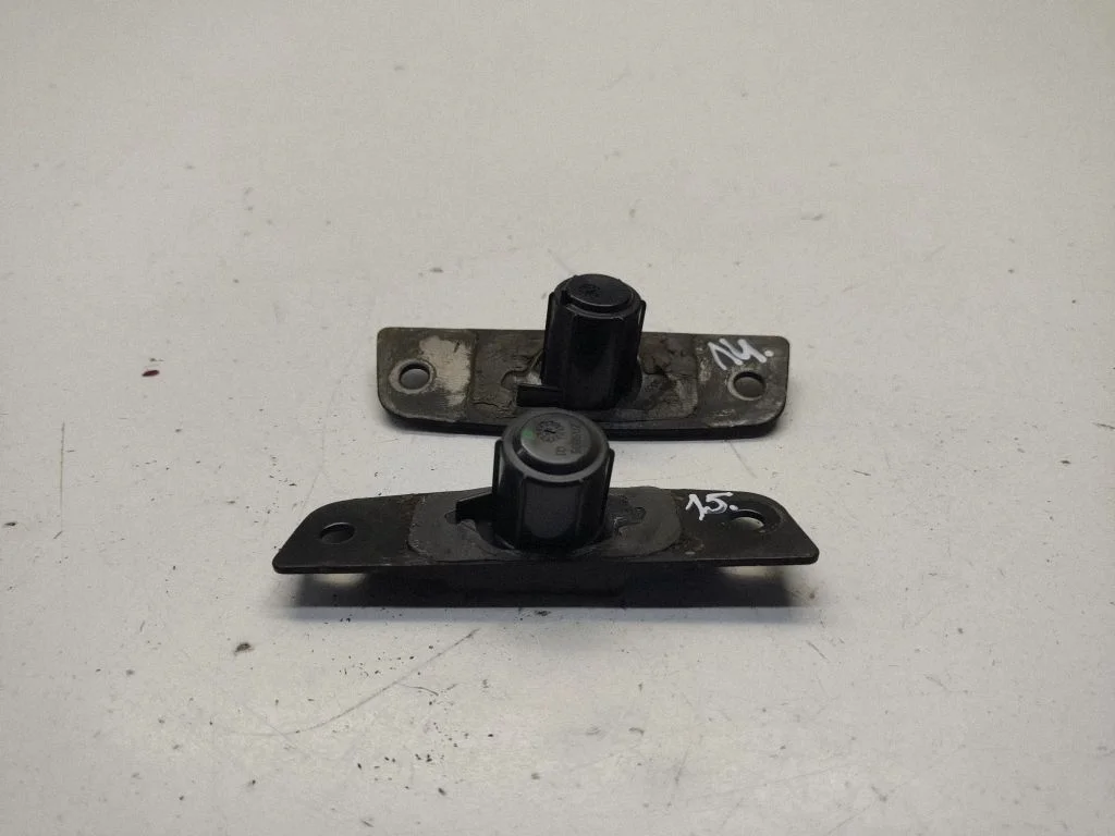 Sliding door lock loop/hook striker – Mercedes-Benz Vito Viano W447 (2014-)