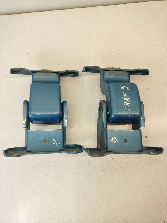 Loading door lower hinge – Renault Trafic II (X83) (2001-2014)