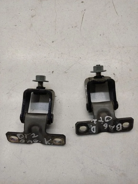 Laadimisukse hingede komplekt – Mitsubishi Outlander (2007-2012)