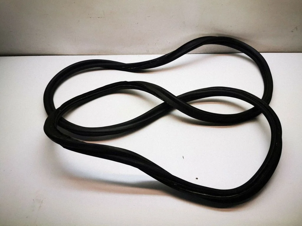 Loading door rubber seal (on body) – rear