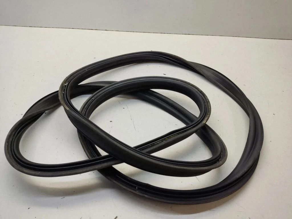 Laadimisukse tihend (kere pool) – Mercedes-Benz A-klass W176 (2012-2018)