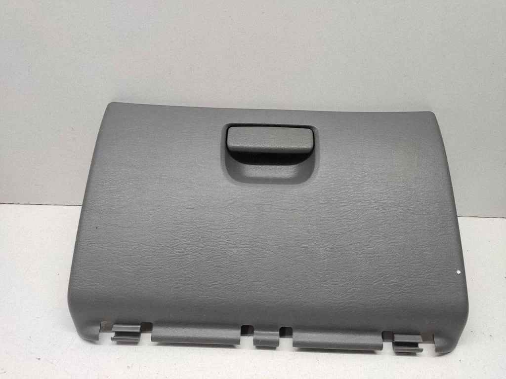 Glove box – front