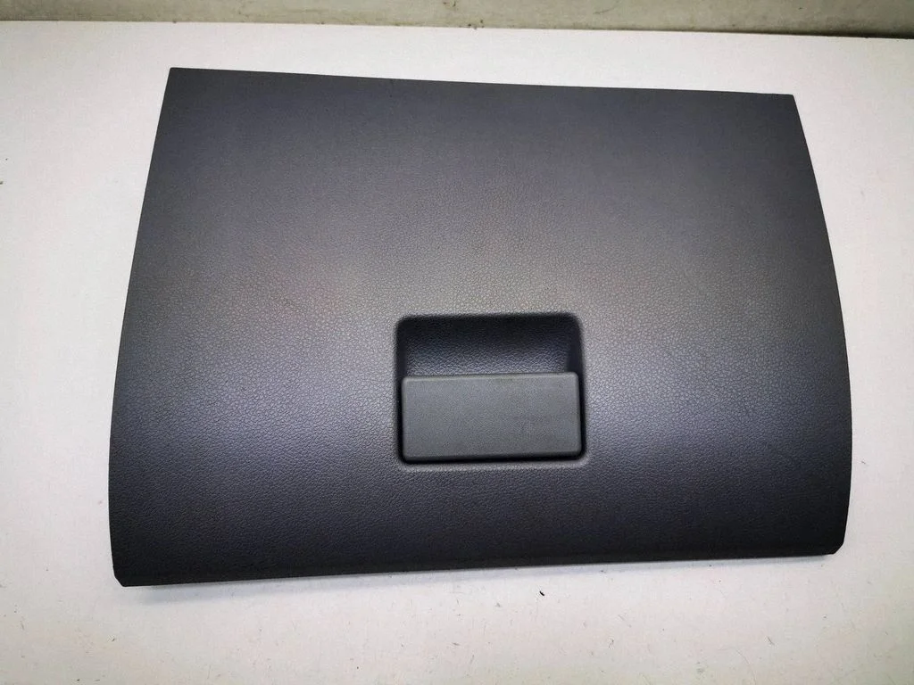 Glove box lid/cover – front