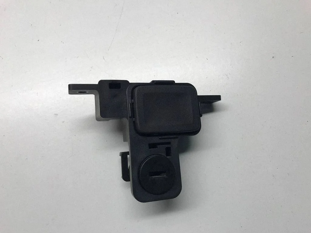 Glove box lock – front