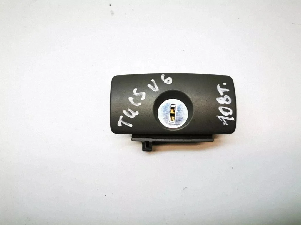 Glove box lock – front