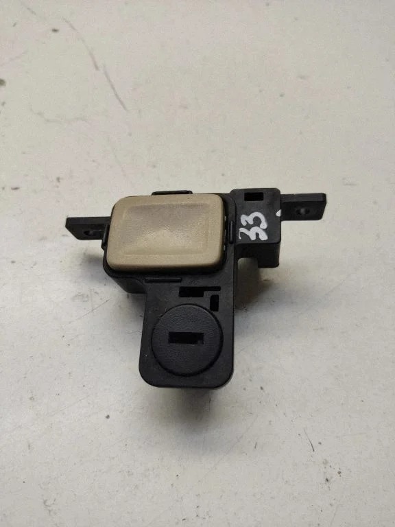 Glove box lock – front