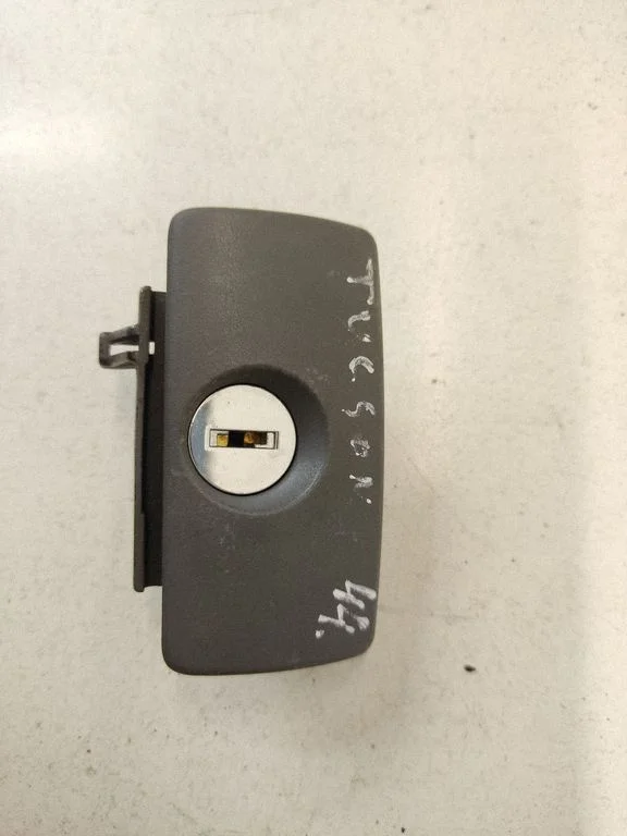 Glove box lock – front