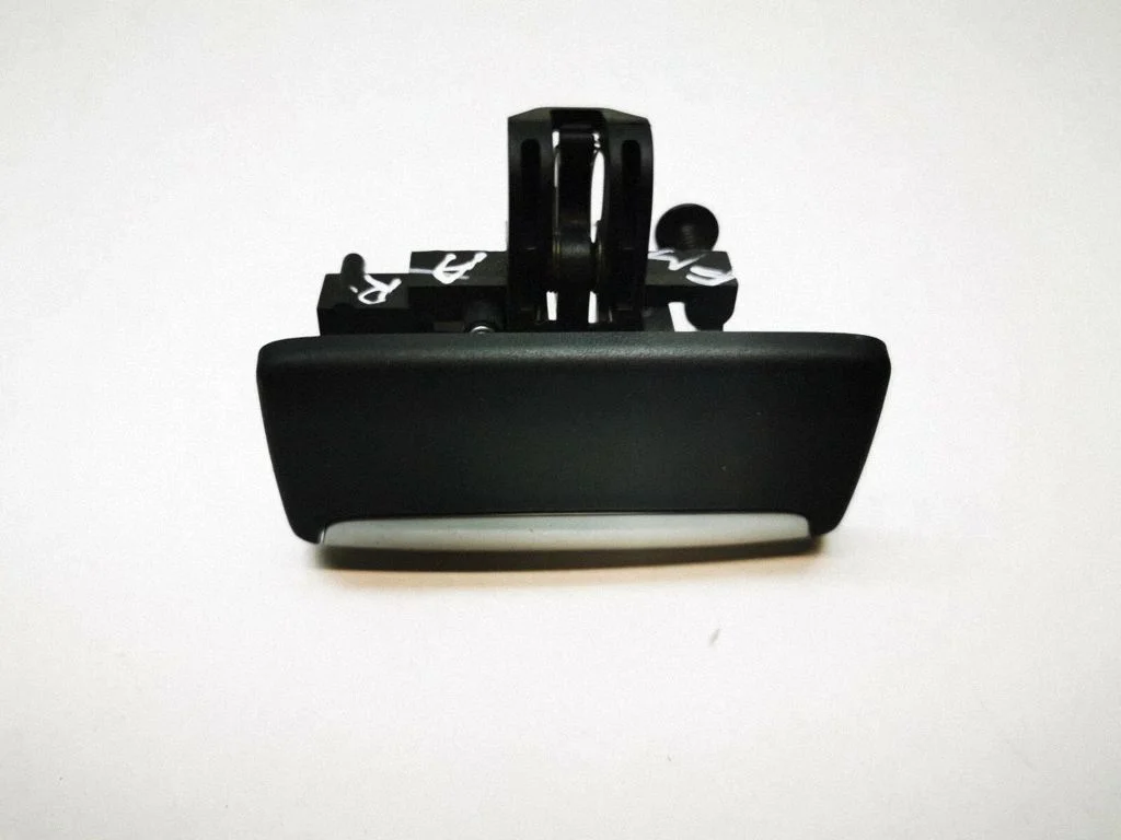 Glove box handle – front