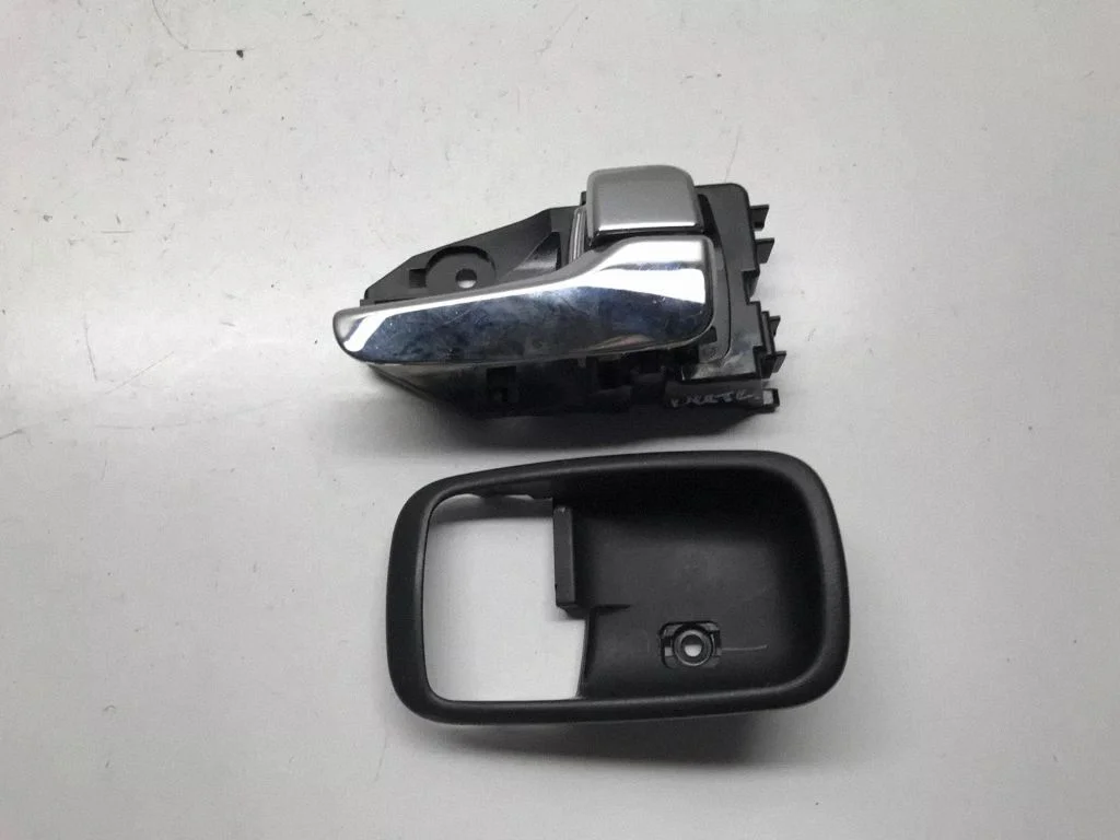 Front door interior handle – Mitsubishi Outlander (2001-2007)