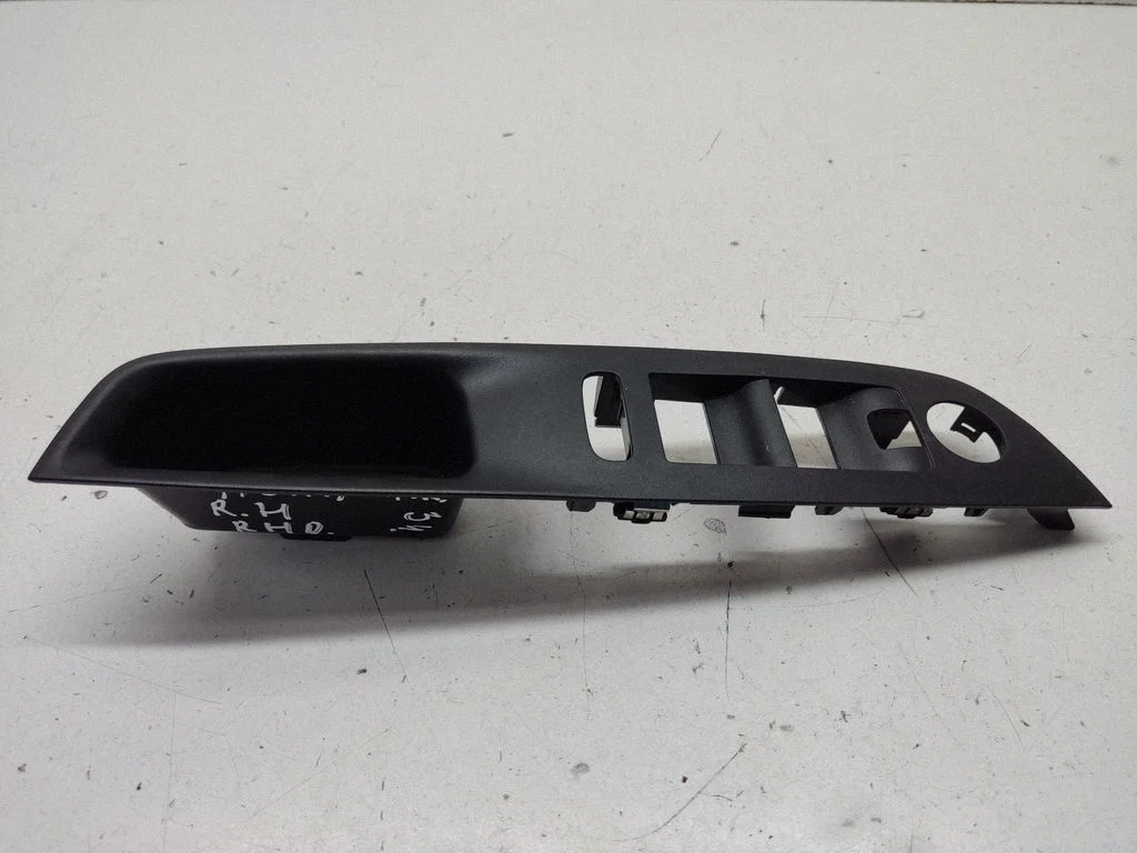 Front door window switch trim 9835153980