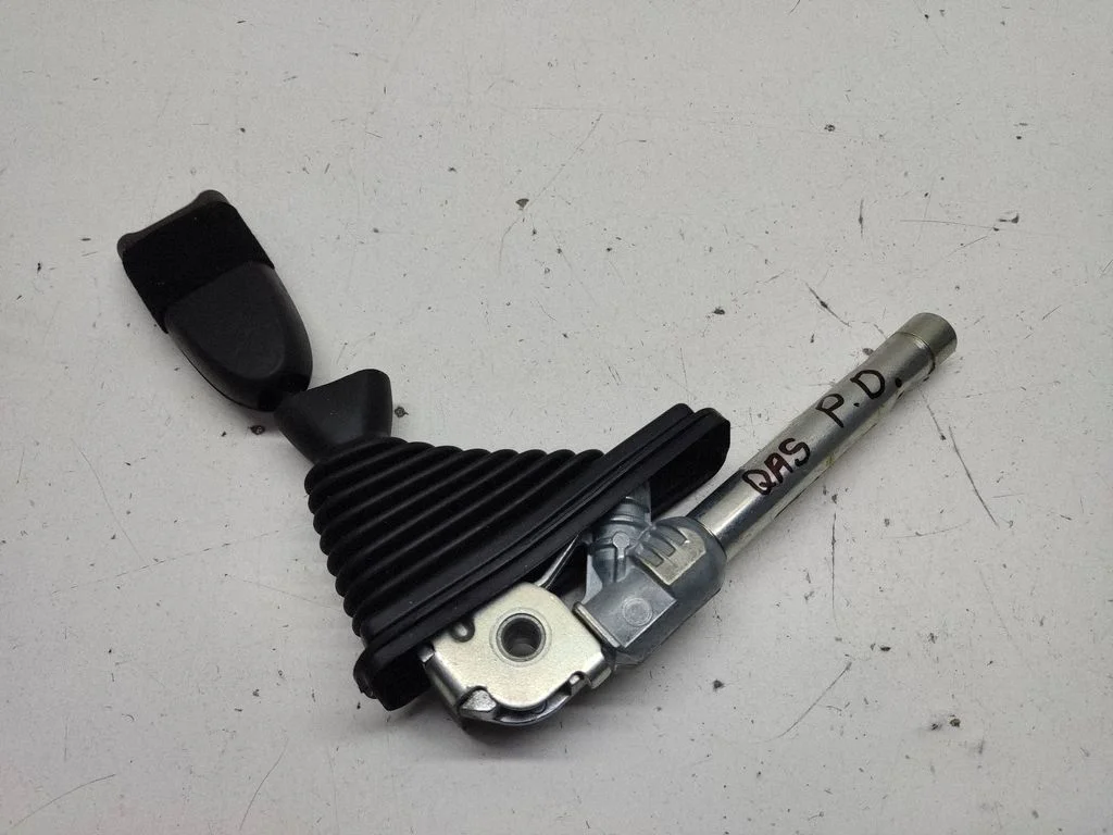 Front seatbelt buckle – Nissan Qashqai+2 (2008-2010)