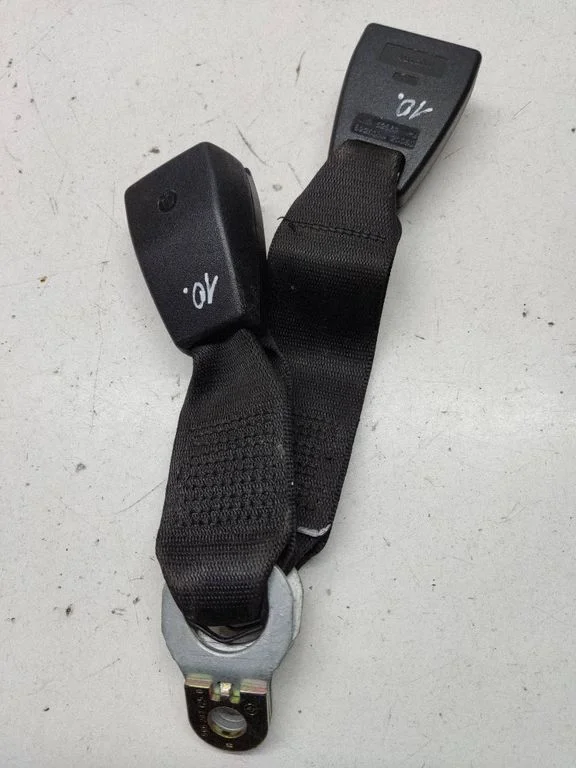 Middle seatbelt buckle (rear) – BMW 3 Series E46 (1998-2005)