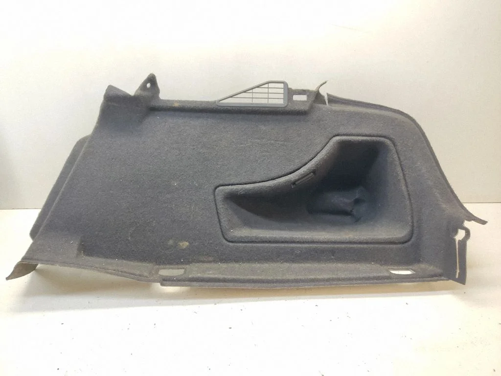Dolny panel boczny bagażnika 8T0863888