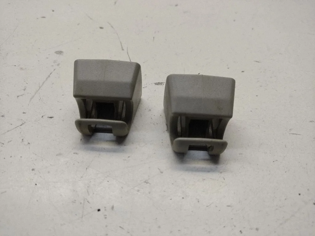 Sun visor clip/hook/bracket – Mercedes-Benz ML-Class W164 (2005-2011)