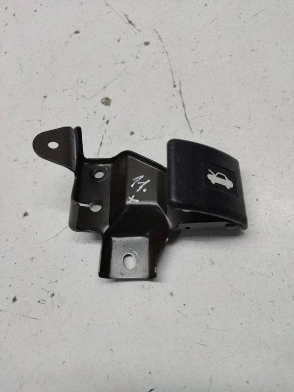 Engine bonnet (hood) release handle – front