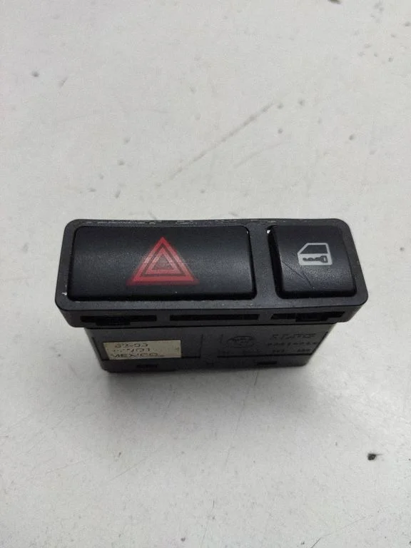 Hazard light switch 8368920