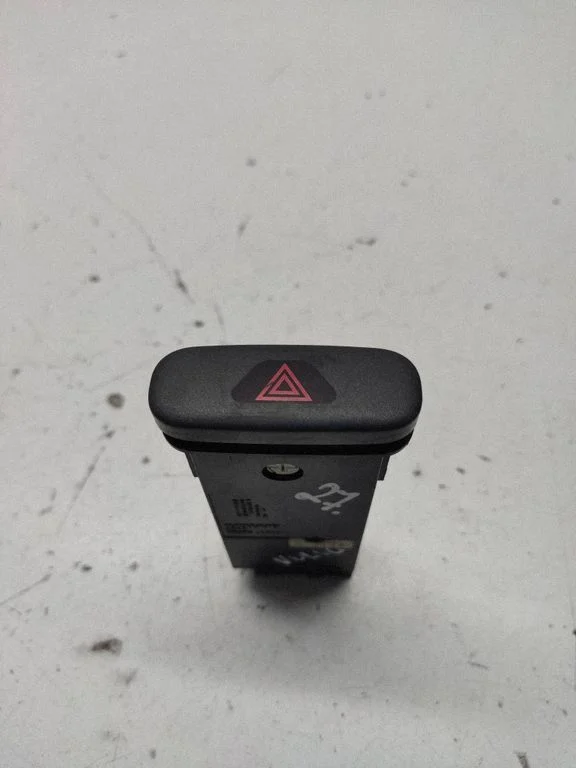 Hazard light switch J910J590B – Volvo C70 (1998-2005)