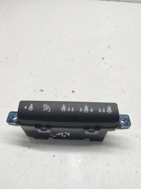 Passenger airbag on/off switch – Nissan Qashqai+2 (2008-2010)