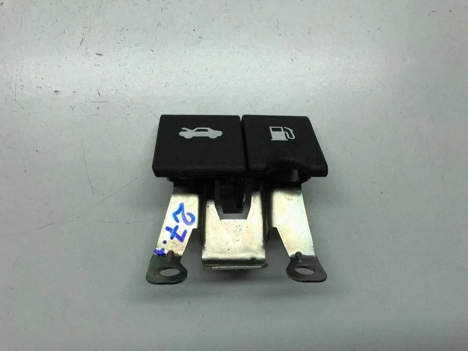 Fuel tank opening switch – Nissan Qashqai+2 (2008-2010)