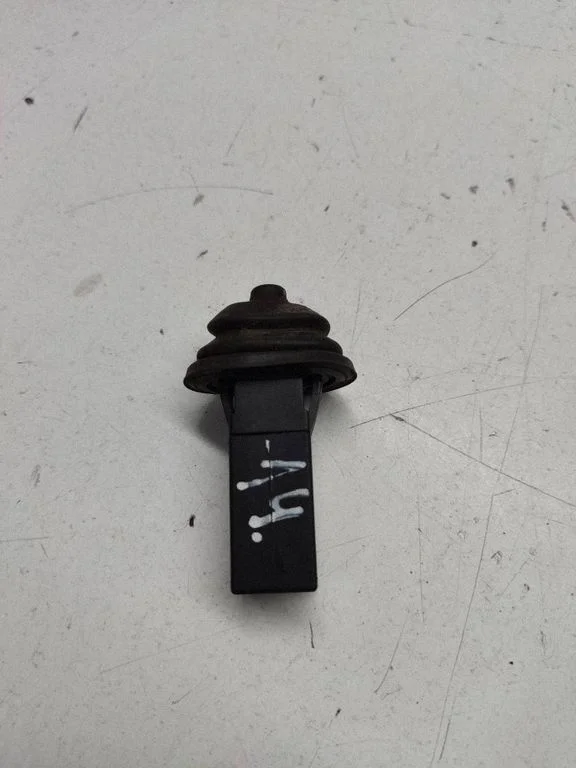 Fuel tank opening switch – BMW 1 Series E82 E88 (2007-2014)