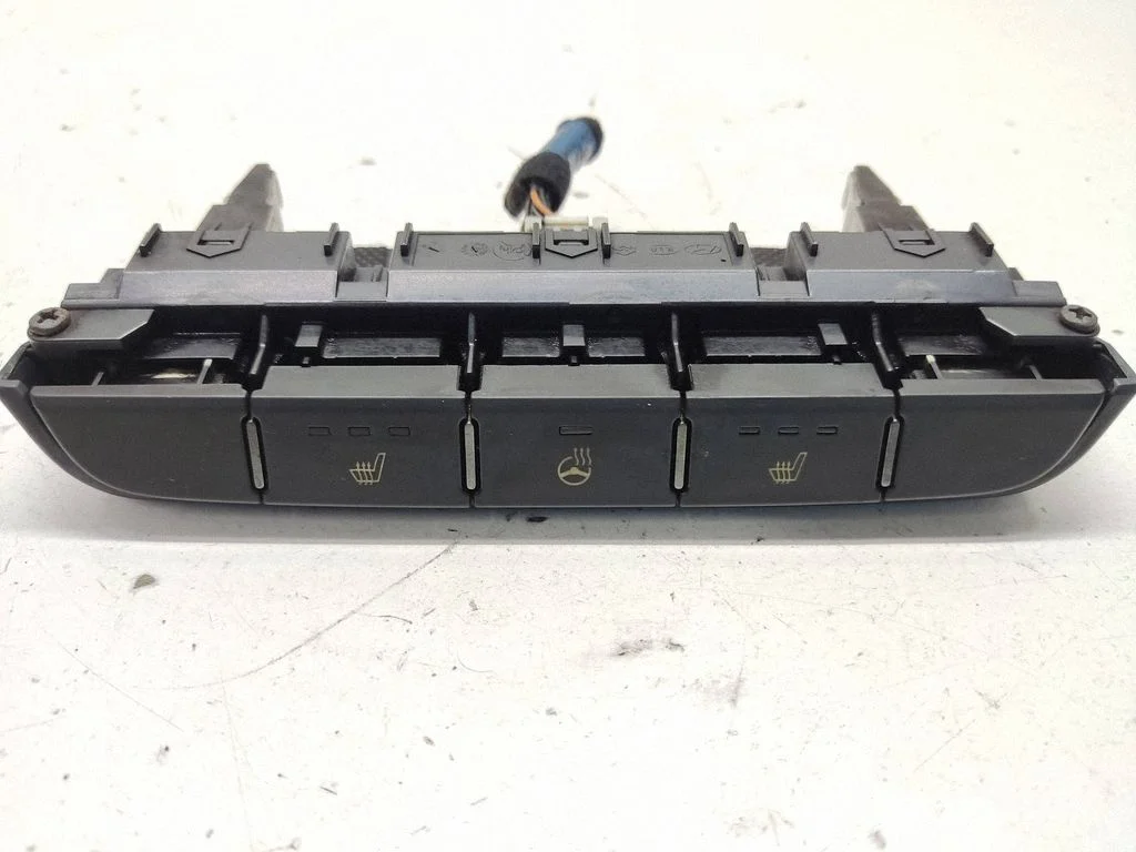 Seat heating switch 93315J7010