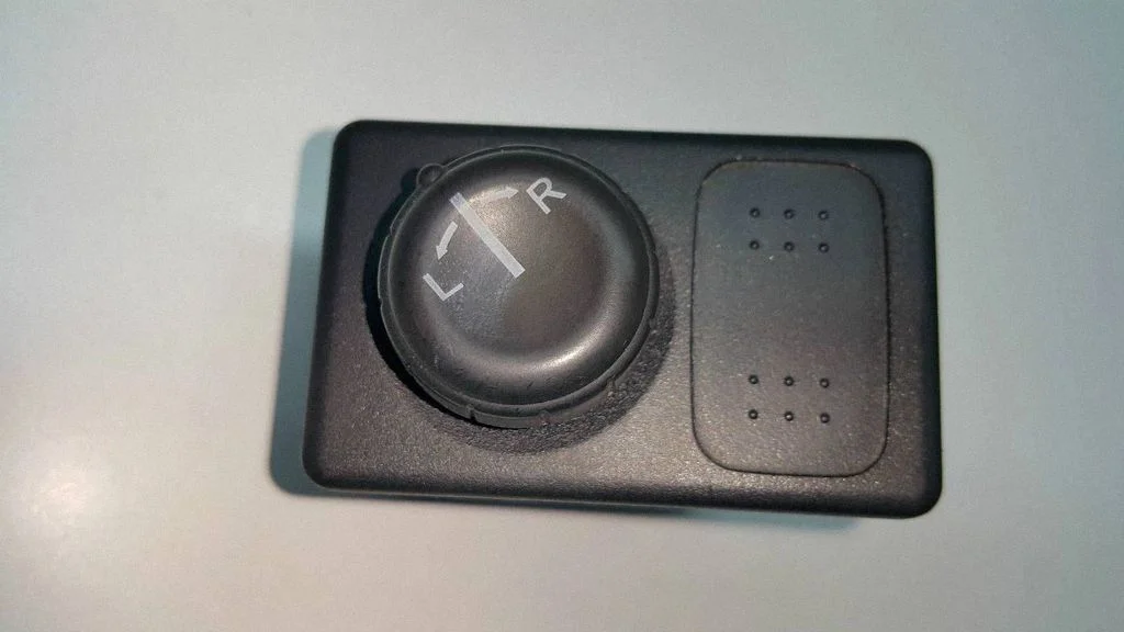 Wing mirror switch – front